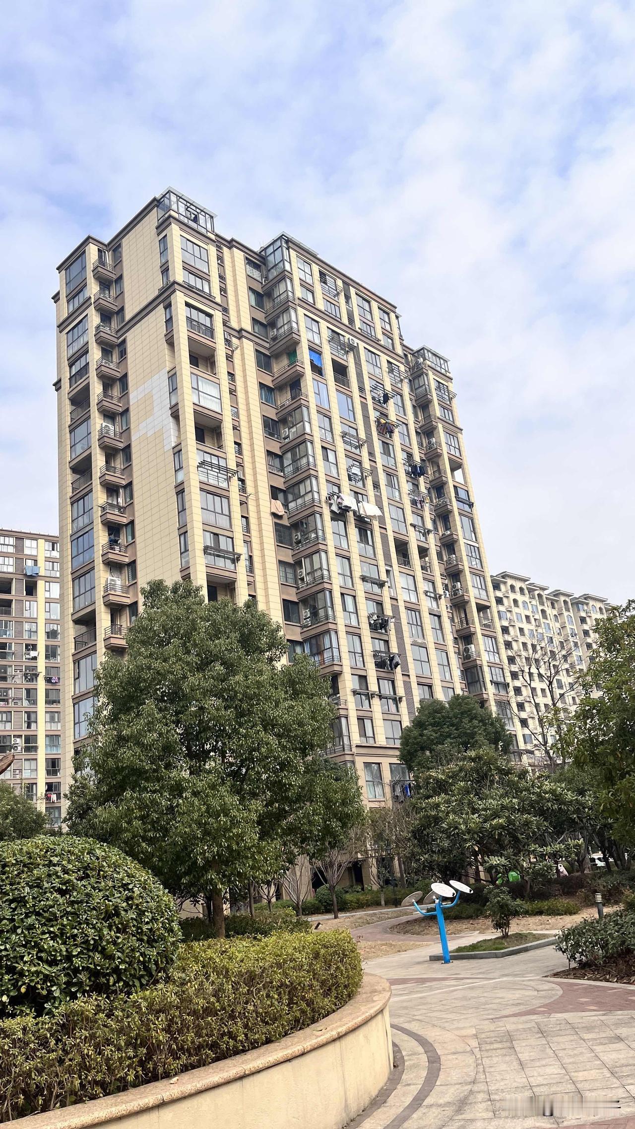 现在买房合适吗？房价会不会再跌？最近听身边很多朋友都说，现在房价降得差不多了