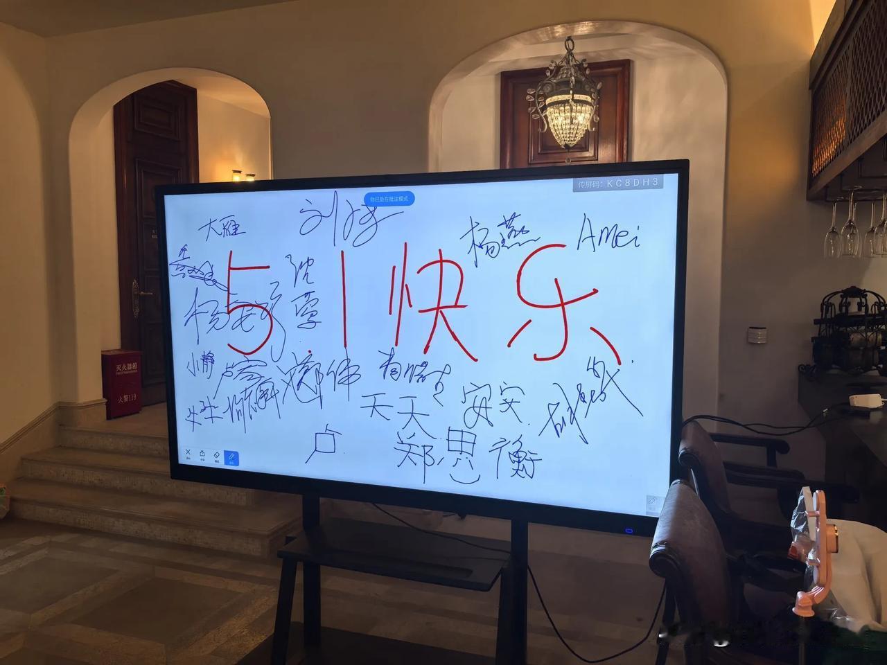 一天喝三种酒，早中晚加宵夜连轴转。这个节日真的充实。