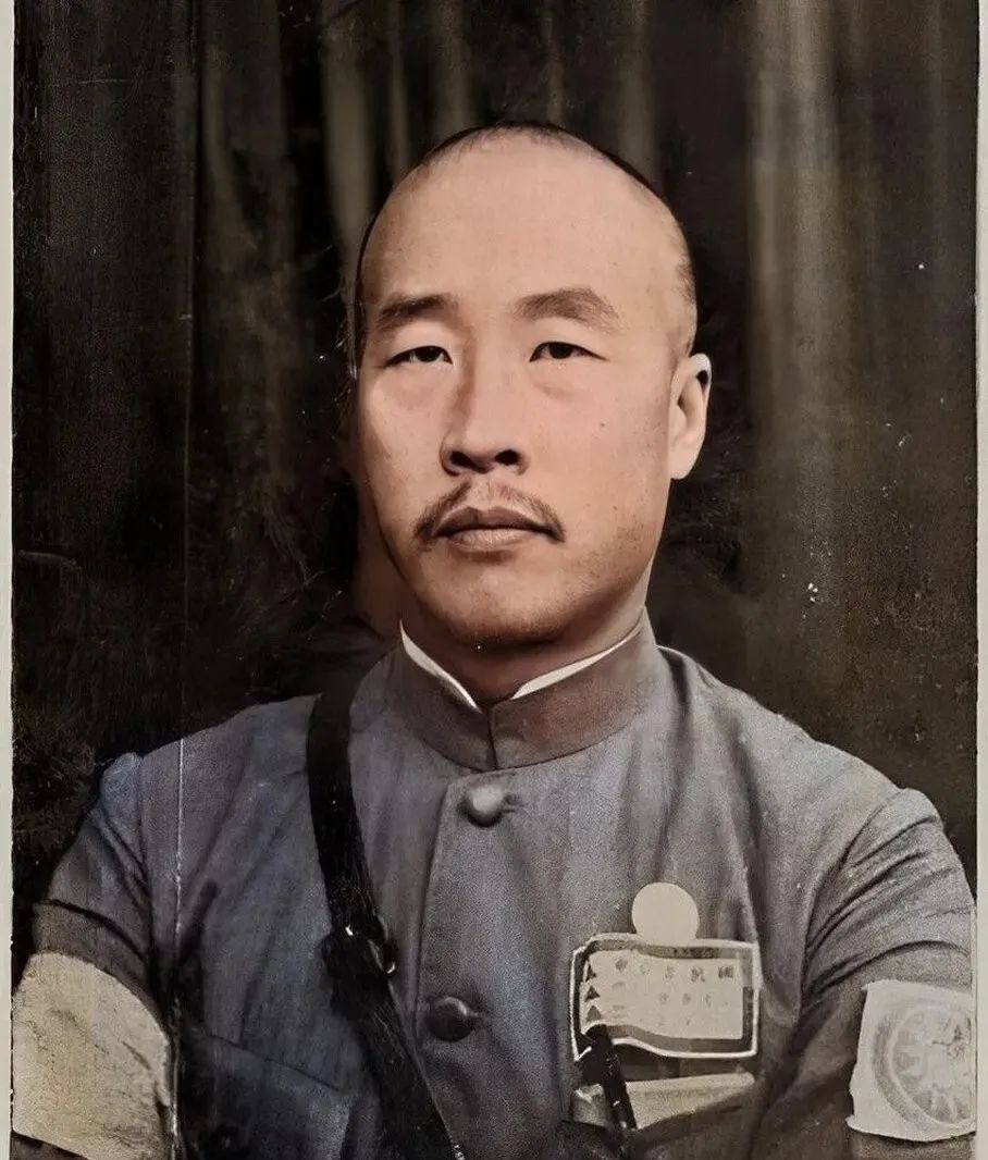 1938年1月24日，韩复榘被特务枪杀。蒋介石训斥戴笠：“怎么向头部开枪了，韩向