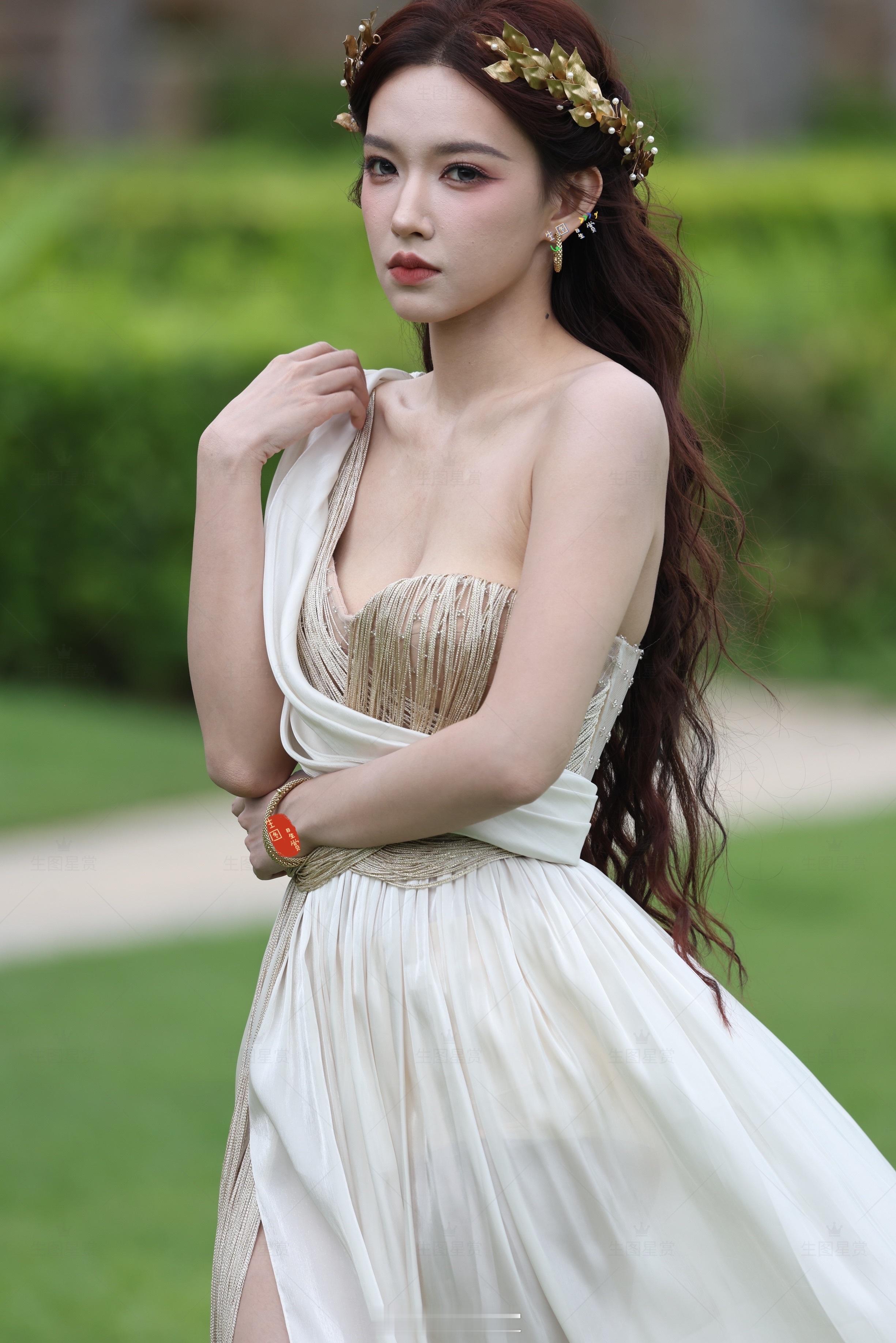丛林里出没的精灵潇🧚♀️程潇三亚海边外拍一组新图🍃费加罗超级假日