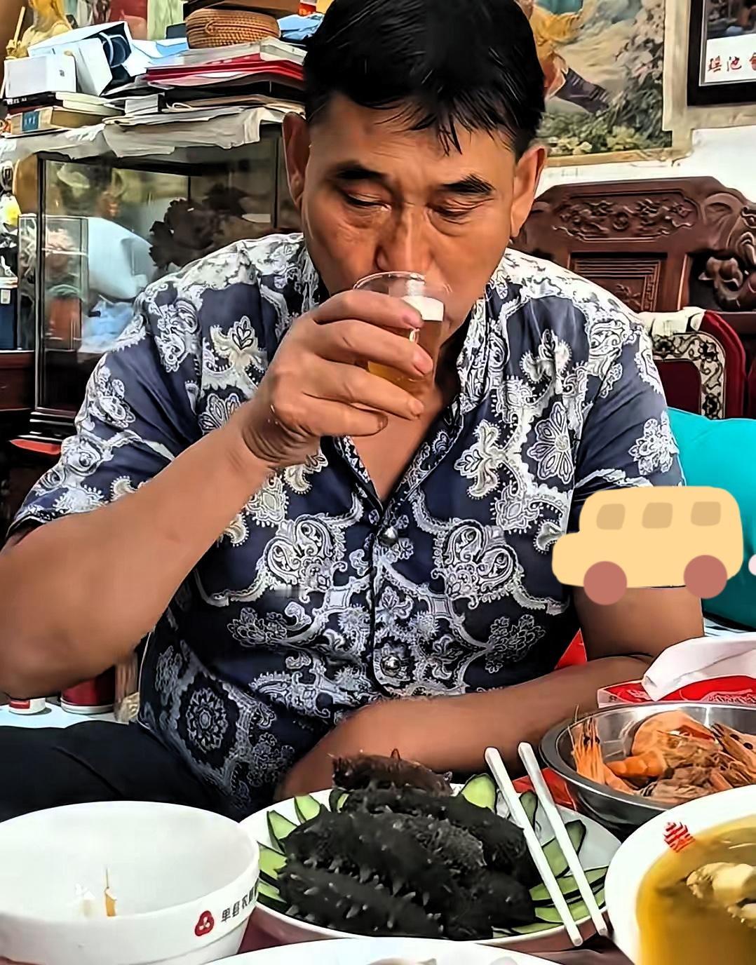 大衣哥的商演，几乎全黄了。不是他过气了。过去不乏有人挥金如土请他献唱，现在