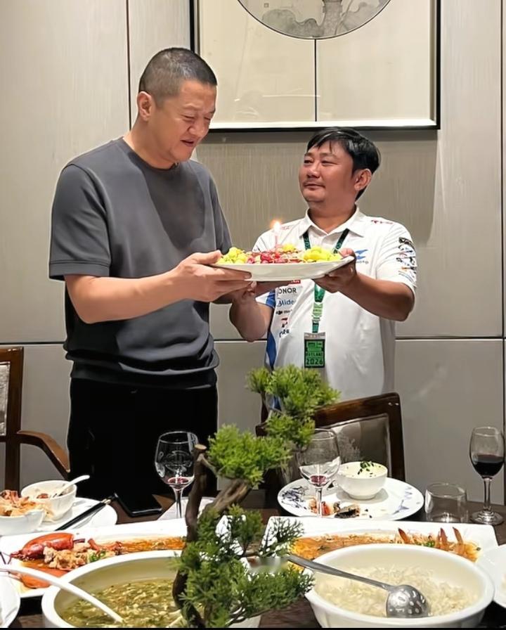 李亚鹏迎来自己五十五岁的生日，这场生日聚会来了不少好友，张雪来也特意赶来，到场给他送上生日祝福。酒席