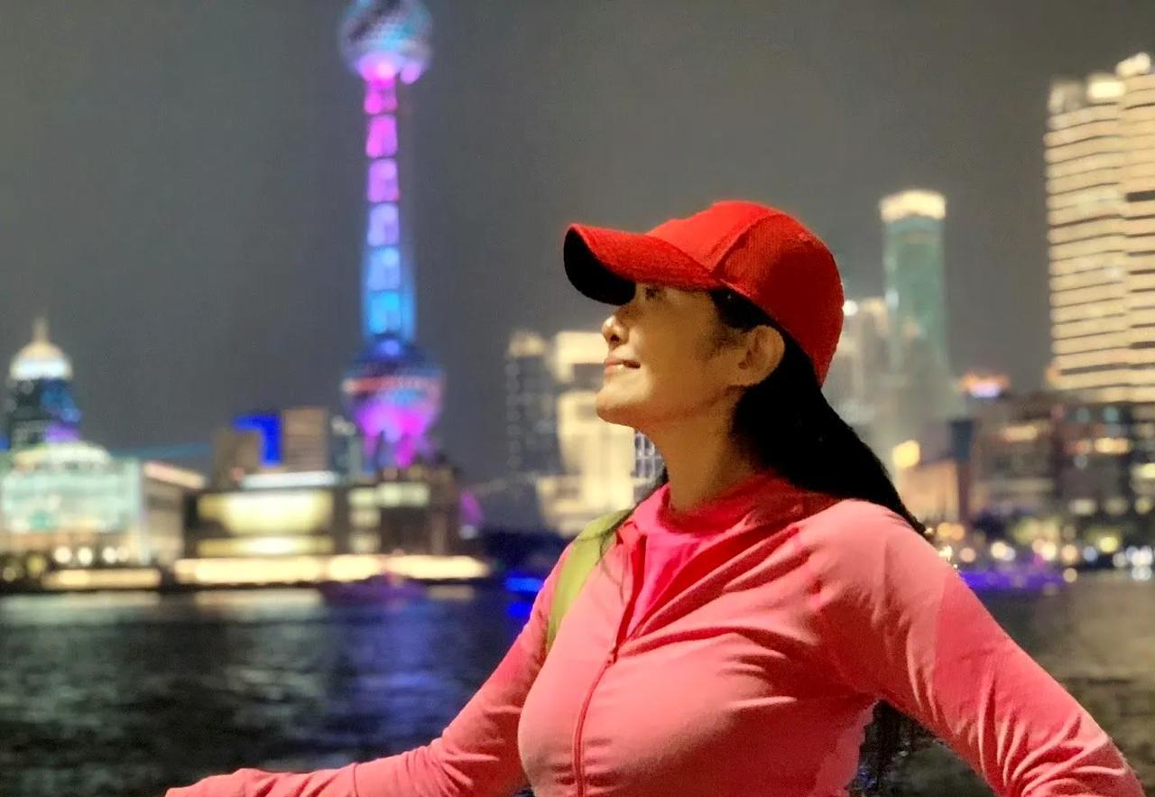 简直不敢相信，这么个胸大腰细屁股翘的美女，居然都60多岁了，这可比刘晓庆年轻漂亮