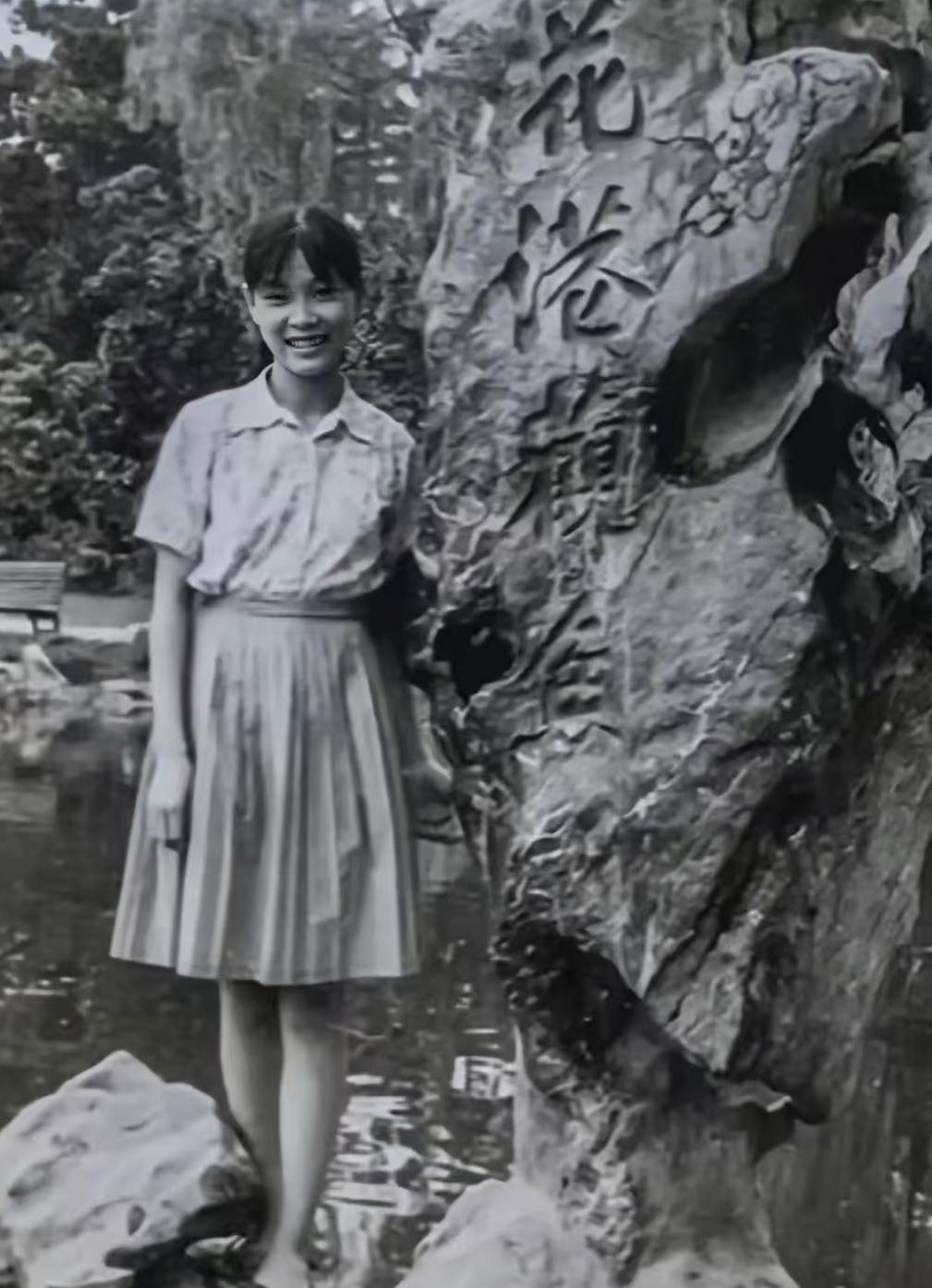杜建英年轻时时候的照片还挺漂亮的，很有气质，办事也很干练，15岁时她的理想是成为