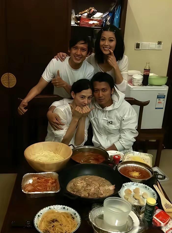 这是张柏芝去横店探班谢霆锋的旧照，为大家做了一桌子的菜，没想到张柏芝厨艺这么好。