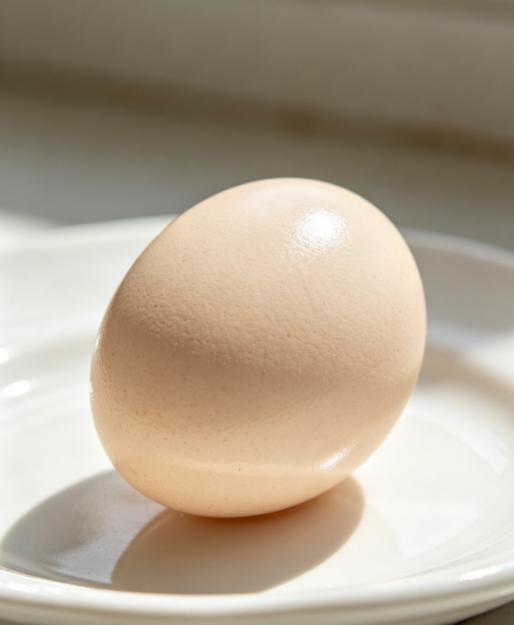 最近的鸡蛋，别吃了。一个养鸡的朋友，电话里悄悄说，天一热，鸡就得玩命喝水。水里，