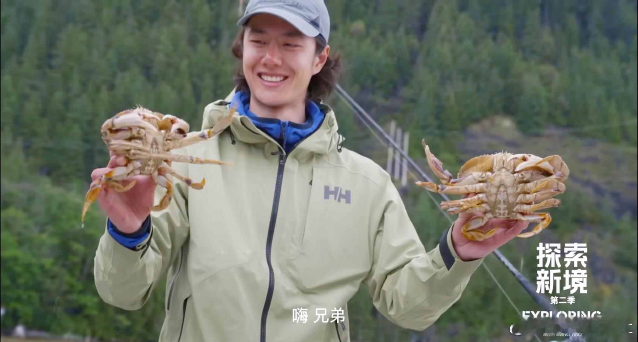 谁能想到王一博吃个海鲜斧子都用上了，见刀子不够给力就果断换工具，动作干脆又霸气，