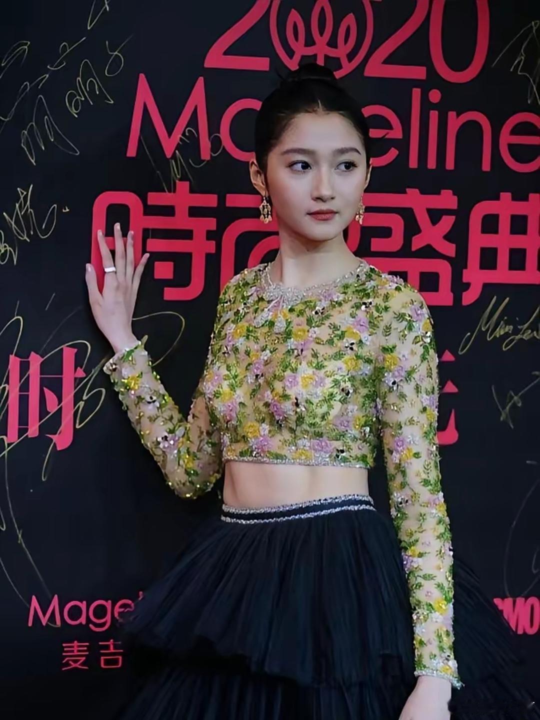 关晓彤这“葱花饼”似的上衣，把网友都看饿了