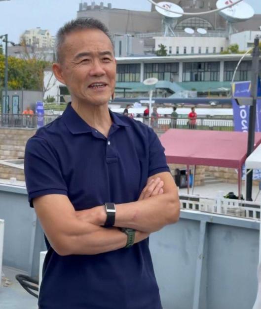 王石退休以后整天忙啥呢？怎么总出现在公众视野最近75岁王石现身南京赛艇赛现场，