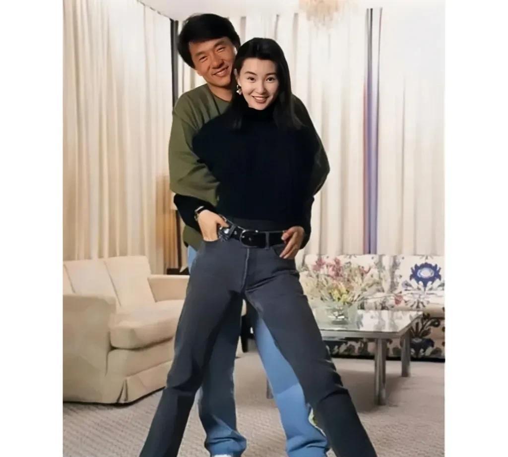1985年，成龙与张曼玉年轻时留下的美好瞬间。成龙当时31岁，英俊潇洒。张曼玉2
