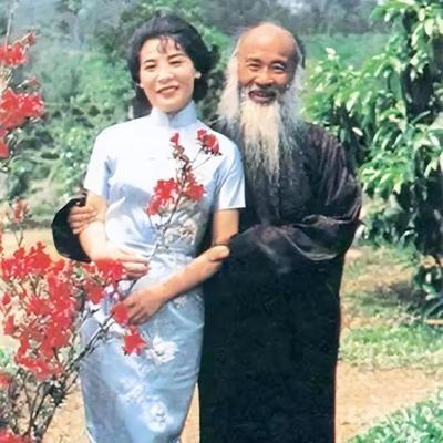 1943年，44岁张大千，看上女儿14岁的闺蜜徐雯波。徐雯波红着脸问：“