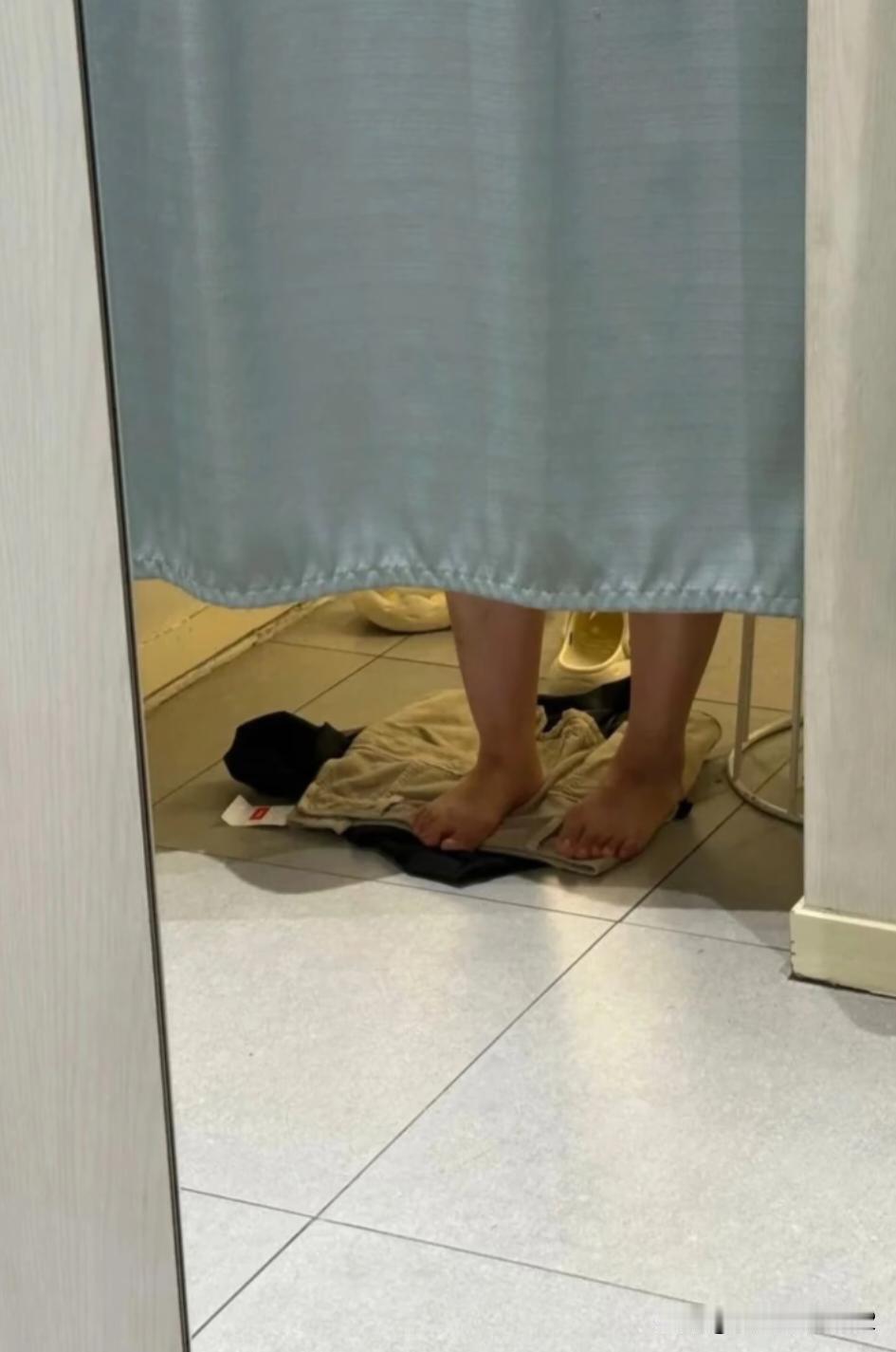 新买的的衣服，你还敢不洗吗？不仅脏，可能还有脚气[捂脸哭]