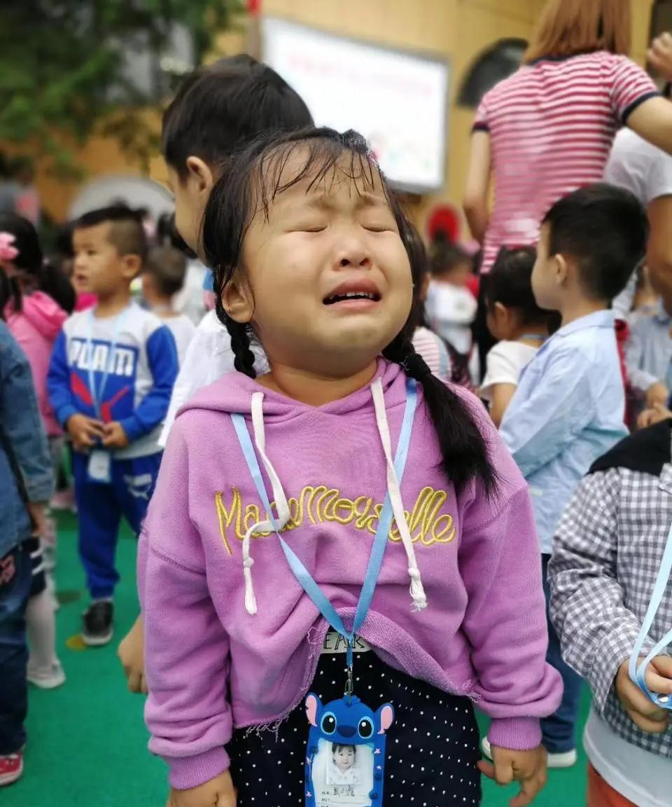 幼儿园今天开学了，上学的第一天，孩子哭的厉害，听的我心疼，一个班上，29个孩子，
