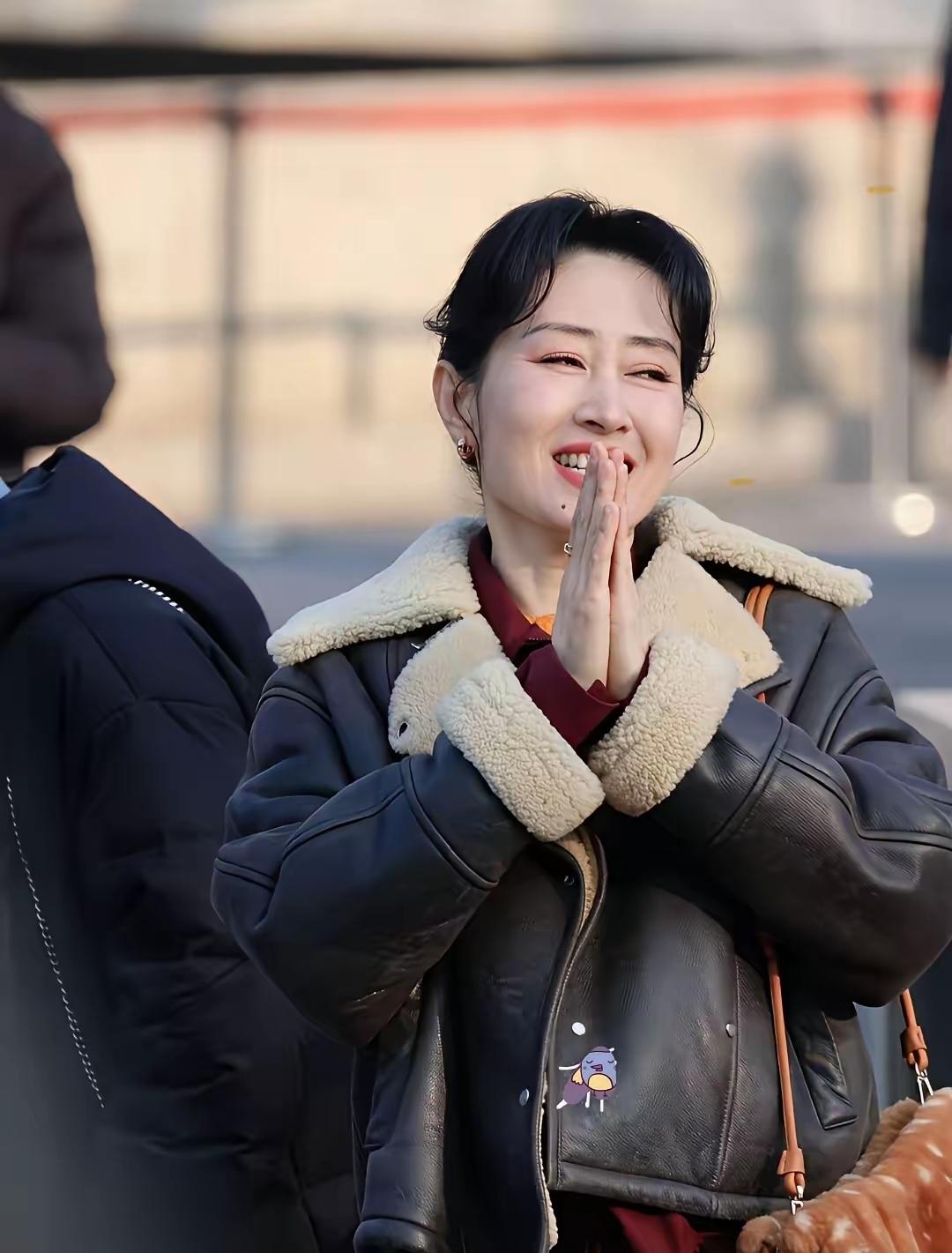 刘敏涛春晚彩排路透照，打扮时尚又活力，身穿黑色羊羔绒皮草，看上去显得十分减龄！下