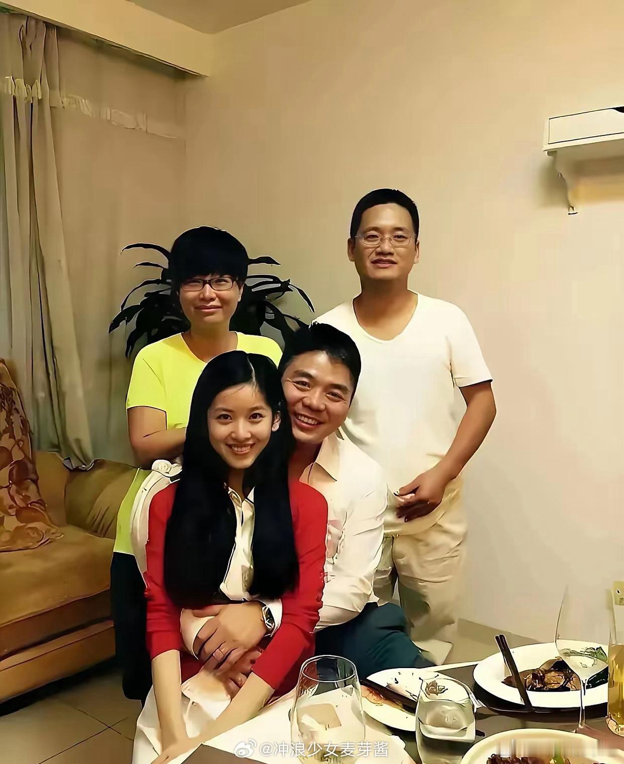 恋爱时的章泽天还是清华的学生,刘强东已是功成名就的京东大老板!但是刘强东不仅带着