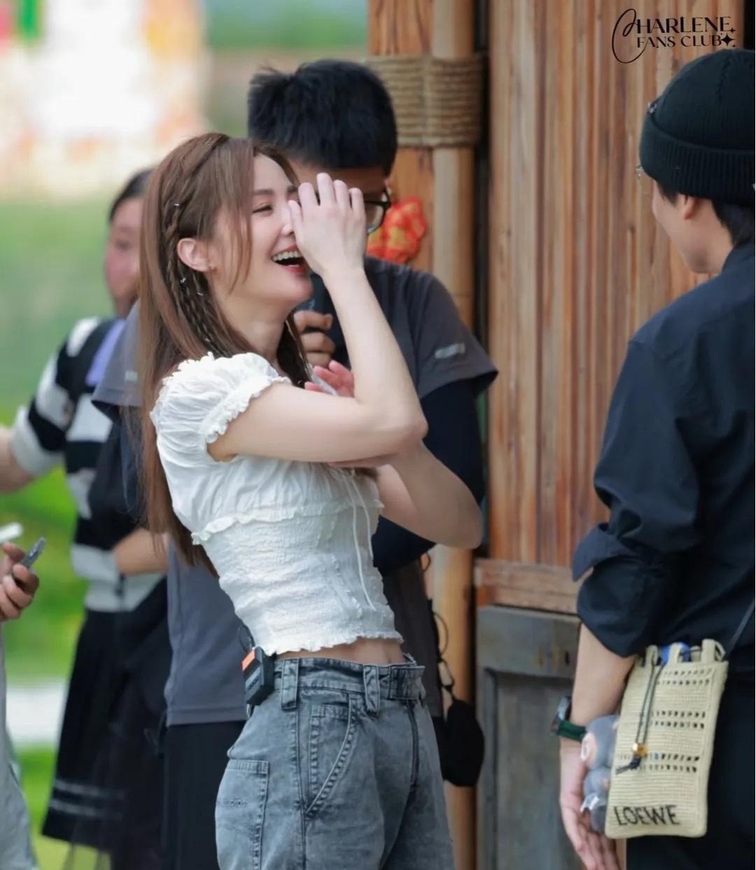 阿S‏a这身材也太‏绝了，完全看不出已经45‏岁。就好奇她穿这靴子真的不热吗？‎