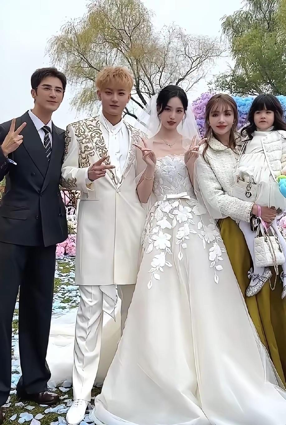 家人们，黄子韬和徐艺洋的婚礼可太有看点了！不得不说，黄子韬这次婚礼请姜潮去