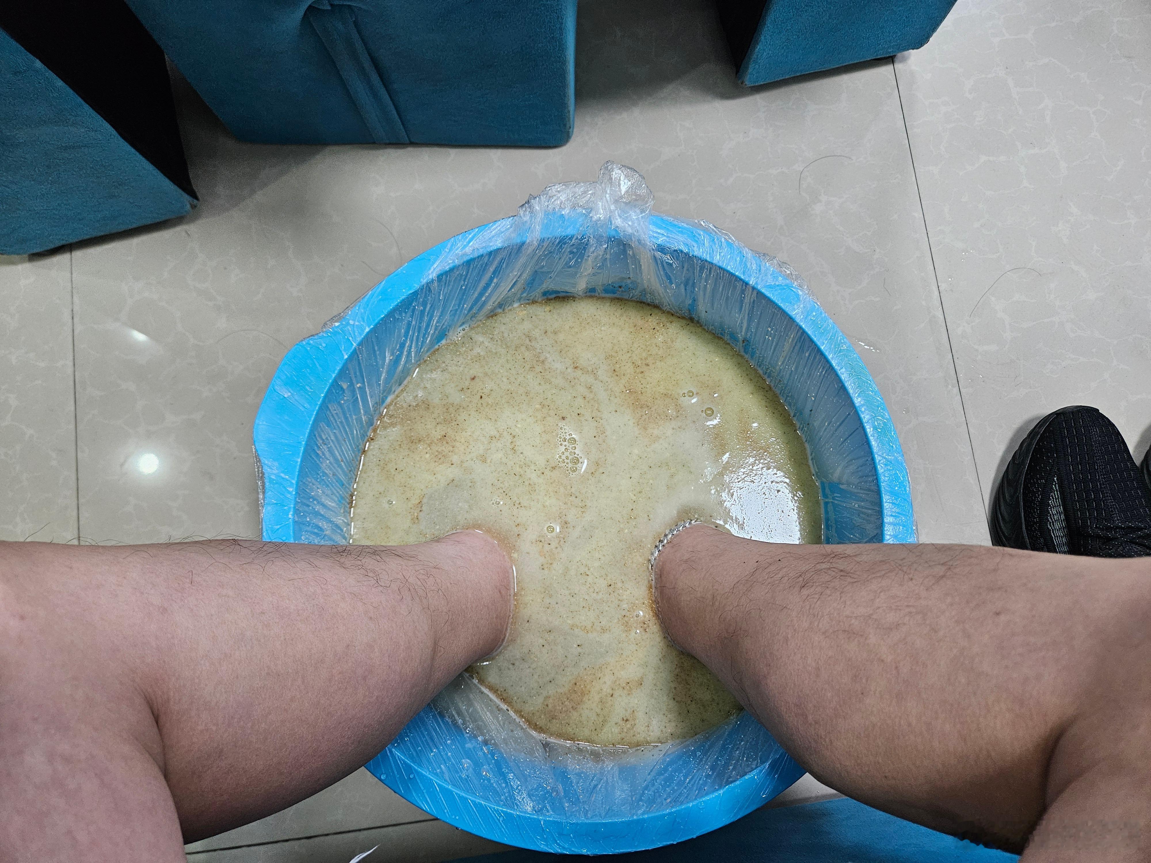 忙碌了一天晚上放松一下好上班，来泡姜汤按背顶腰捏腿，我是八年老客户，他们全是绿春