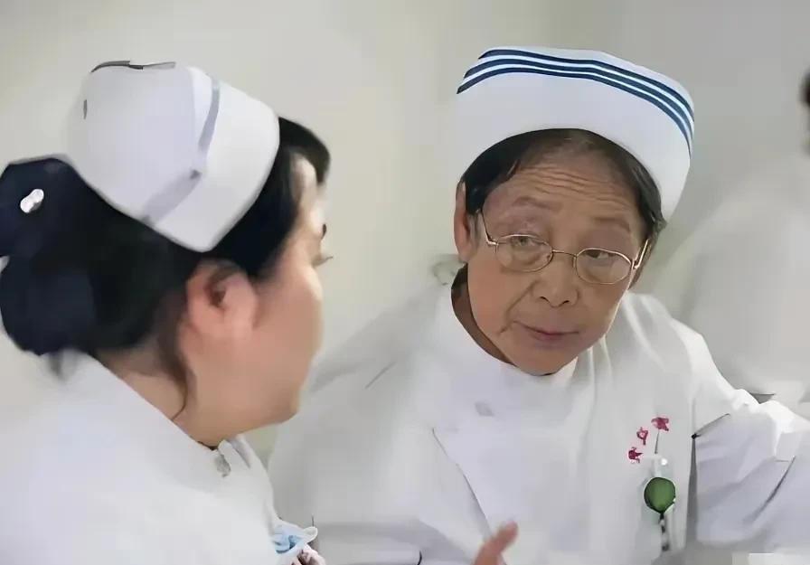 起初把86岁老护士这个事情发出来，是为了宣扬爱岗敬业，奉献精神，结果全都是攻击的