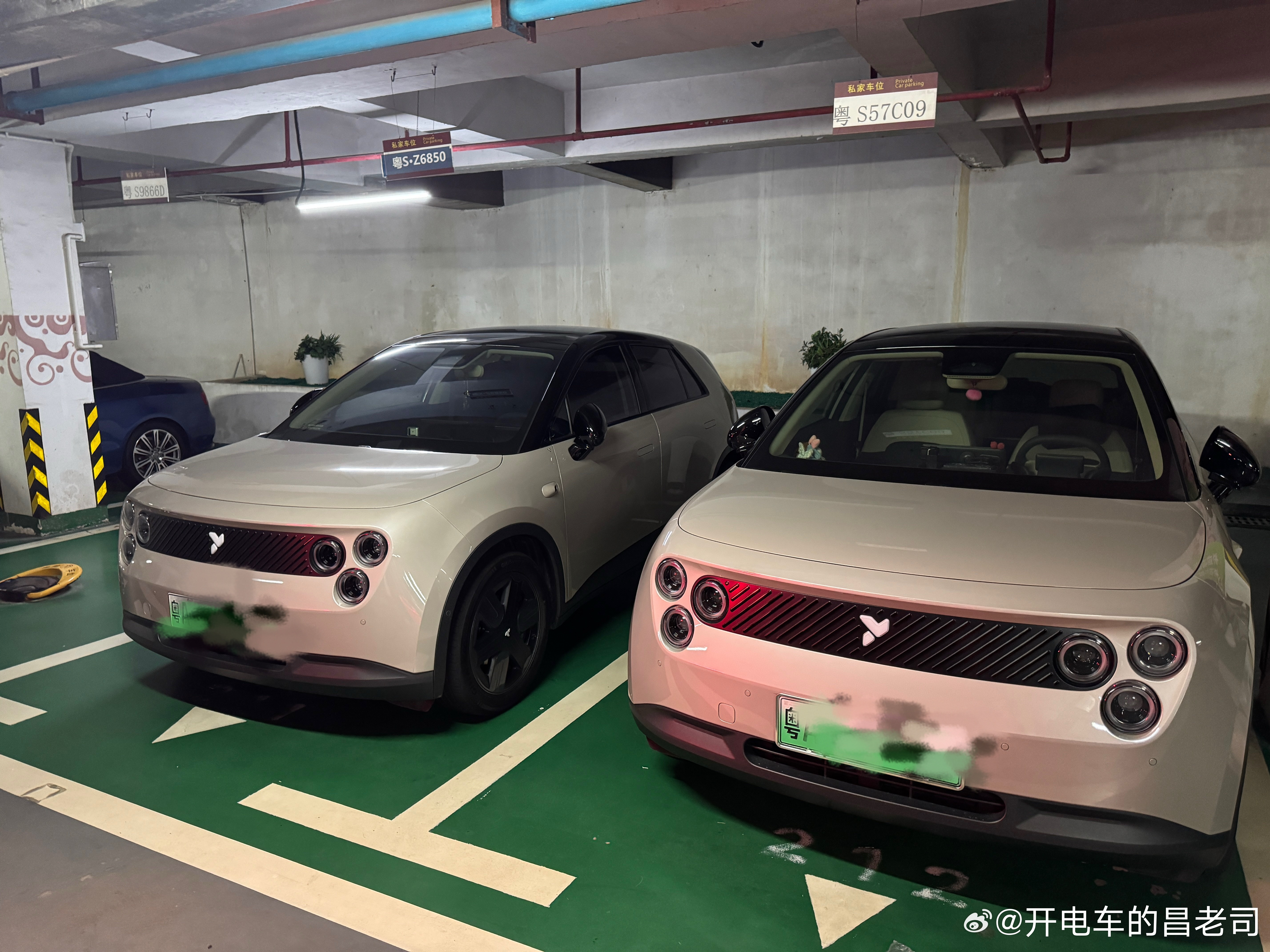 出差了好几天回来才发现，楼下邻居买的萤火虫隔壁车位又提了一台萤火虫，还是同颜色的