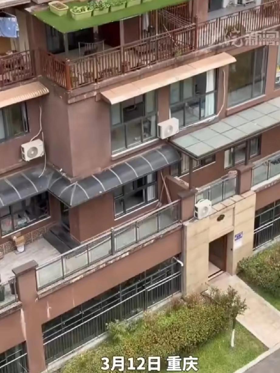 3月12日，重庆。小区女业主往对面楼望去，在3楼的简易顶棚上，一块绿色的地毯十分