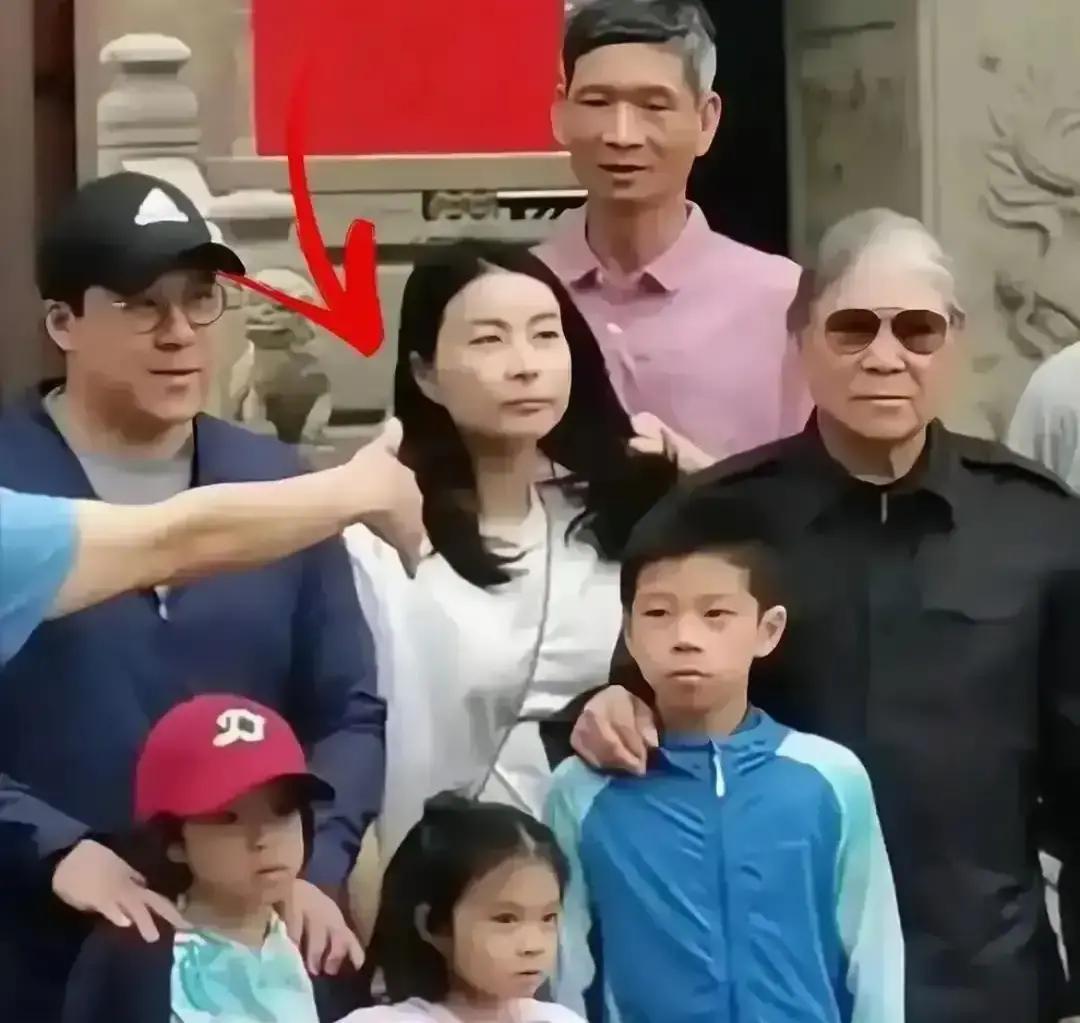 豪门娃挤地铁买奶茶霍震霆拄拐杖排了二十分钟，只为一杯十二块的港式丝袜。孙女