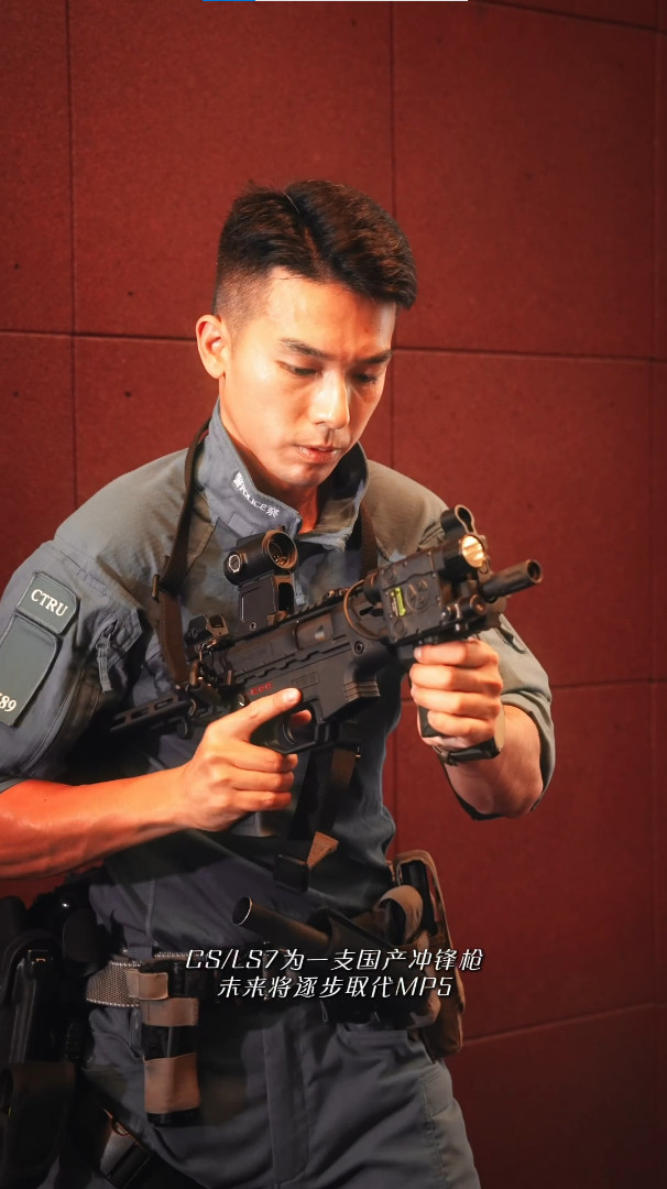 香港特警装备的国产LS7冲锋枪，好像瞄具和照准器都是自购的，没有用国产171全息