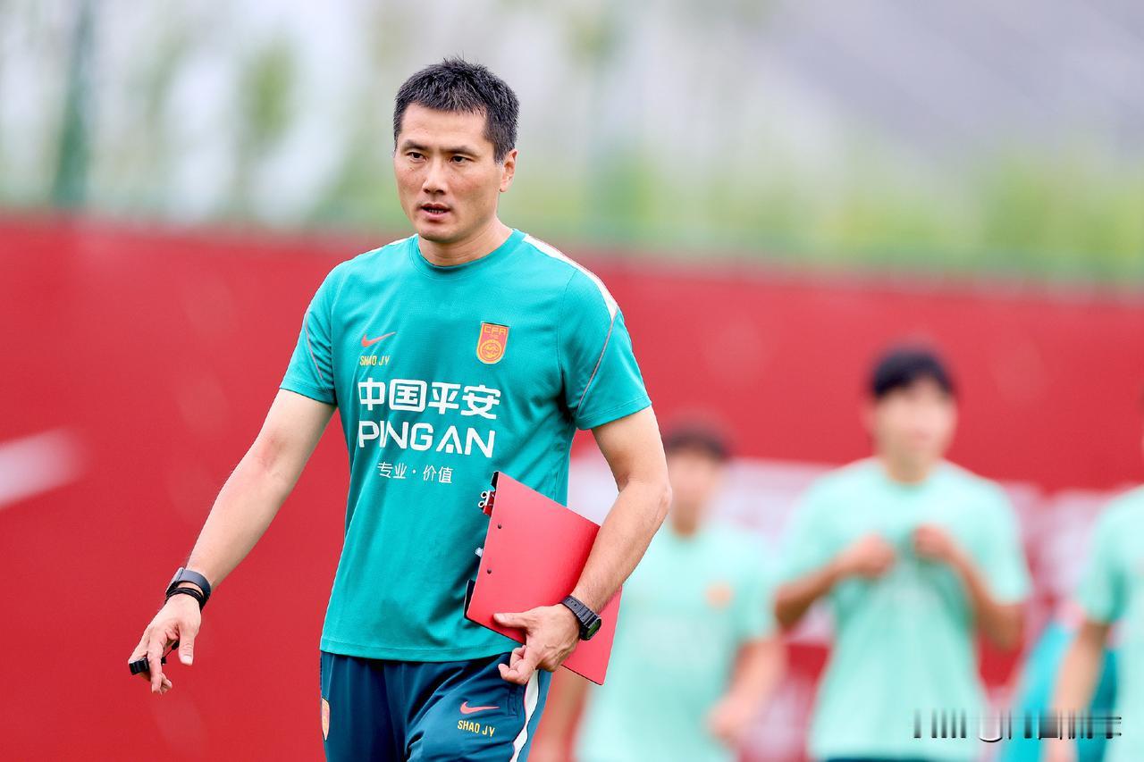 三场比赛零进球丢9球，中国国家队历史性三连败，中国足协选本土教练邵佳一执教中国国