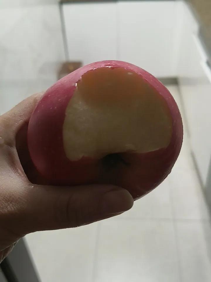 睡前吃苹果，究竟是助眠的小帮手，还是肠胃的“负担者”？睡前吃苹果究竟好不好，一