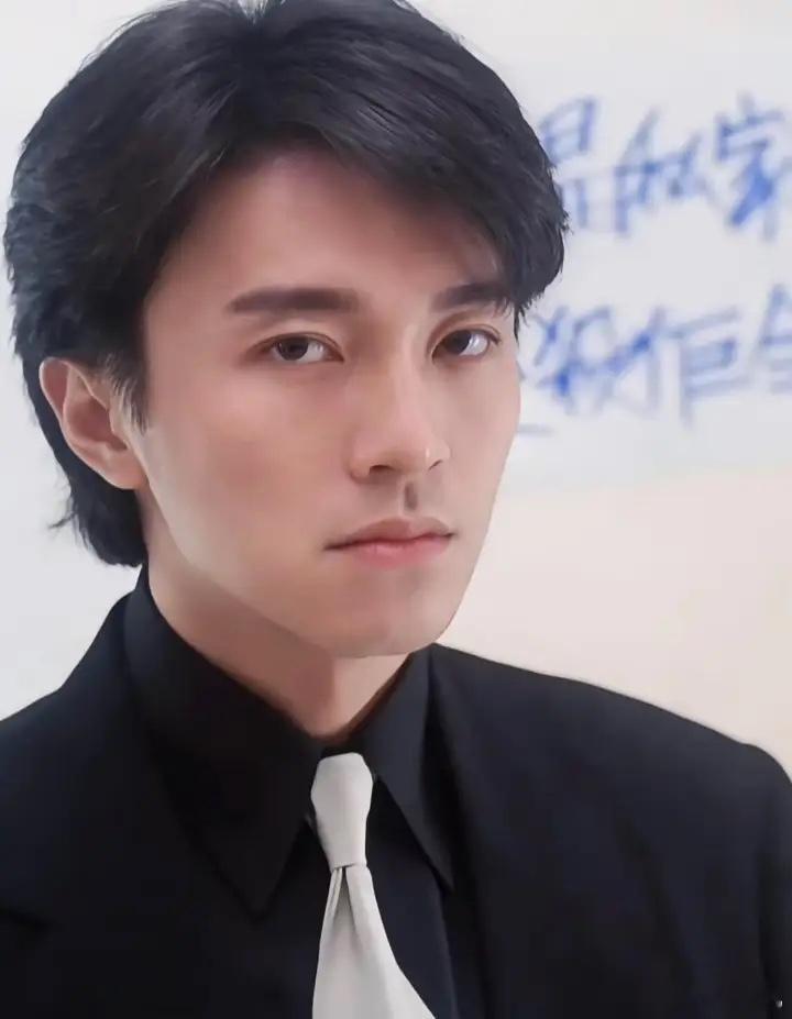 1.嘉行手里还握着异域女星的把柄，她一时半会儿还是没法离开老东家。2.陈飞宇一发
