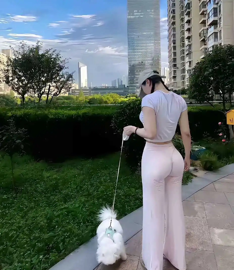 昨天去楼下遛狗，碰到邻居，她家的狗是不是太胖。需要减肥了？