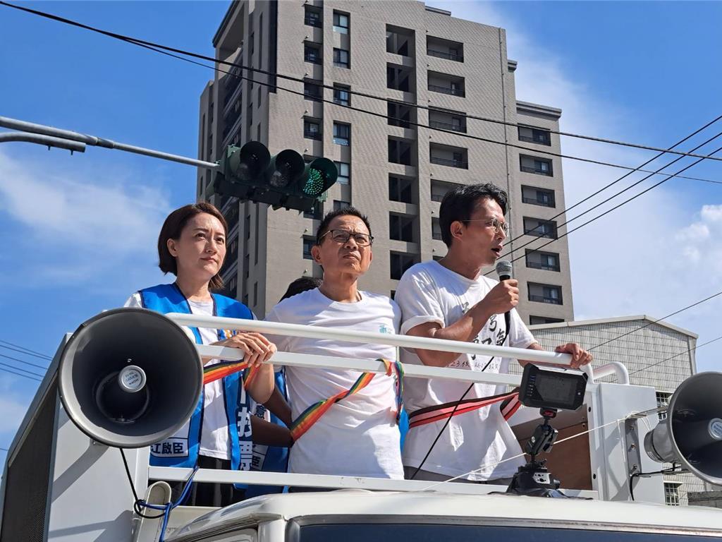 民众党台中市议员陈清龙(中)15日下午3时于台中市丰原区举行车扫拜票活动,并由民