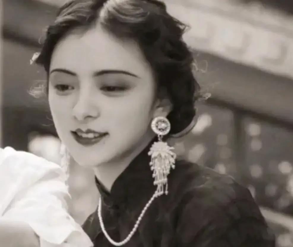 1974年，已经90岁的军阀杨森执意迎娶年仅17岁的少女张灵凤。新婚当晚，张灵凤