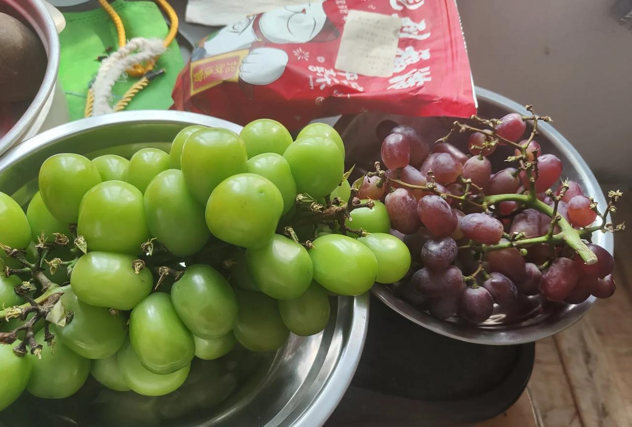 昨天和孩子去逛超市，逛到水果专区，孩子突然对我说：“妈妈买点水果回去吃吧，你看，
