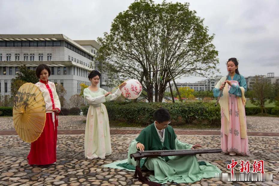 春分时节万园香，桃花朵朵艳芳菲，伍秋媛原创七律：一，春风百树馥摇姿，雾散