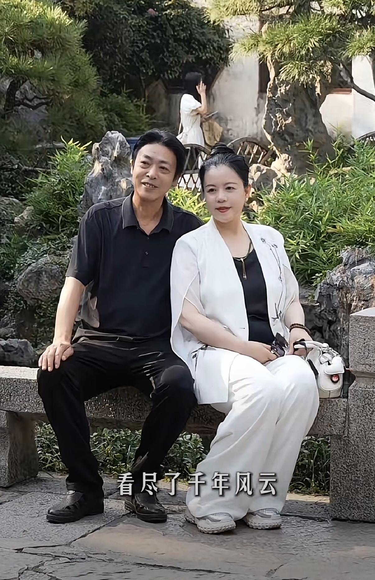 家人们，我是姗姗。今天早上七点半我一开播，公屏直接炸了。好多网友、好多粉丝追着问