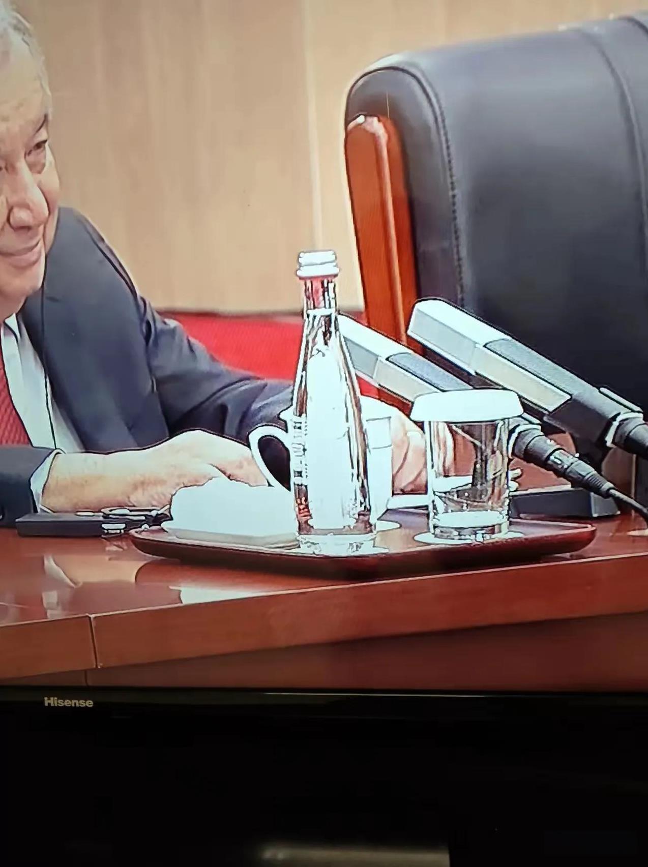 发现开会，都喜欢这种玻璃瓶装水！包装简洁，显得高端大气上档次原来，法国依云有