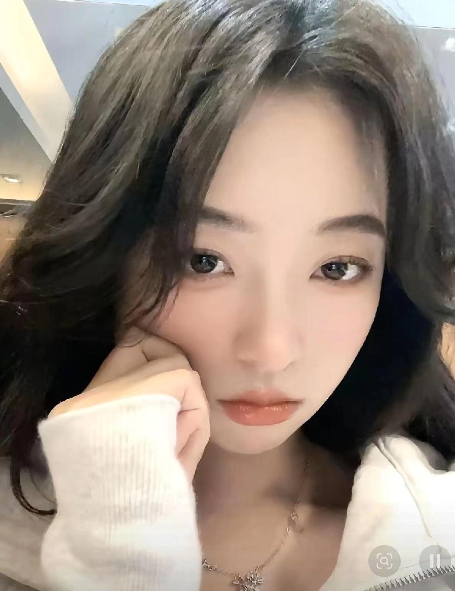 女人最好不要交两个男朋友，原来被害人文文和郑某真的是情侣关系，吵架中文文说要把