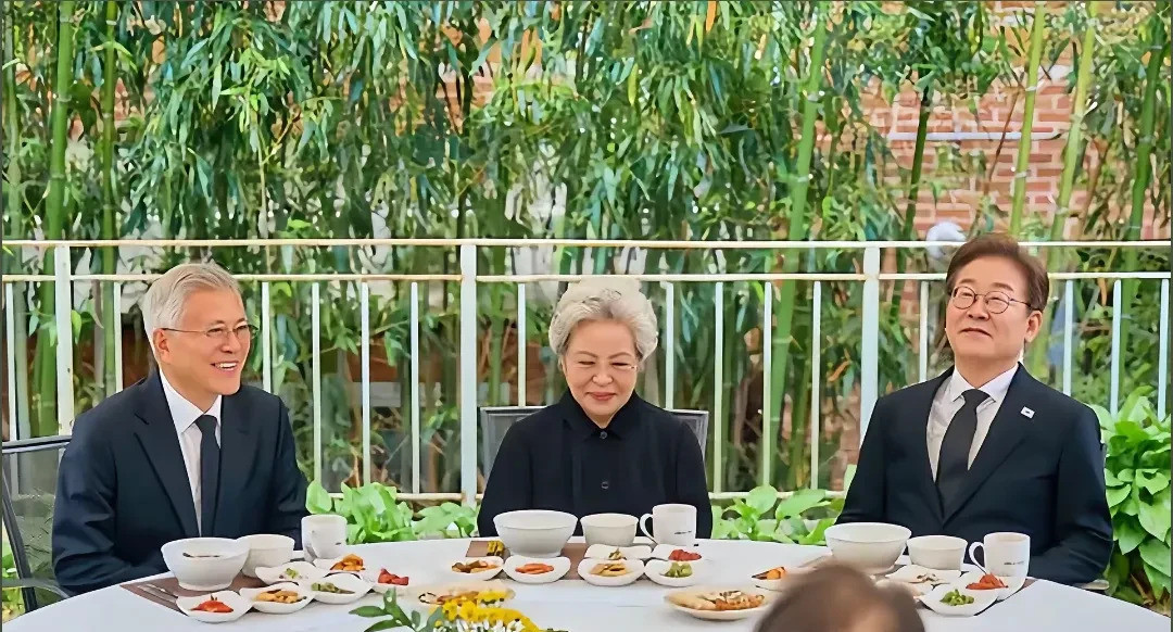 大选前的神秘午餐天呐，这消息简直像一颗炸弹，直接把我给震