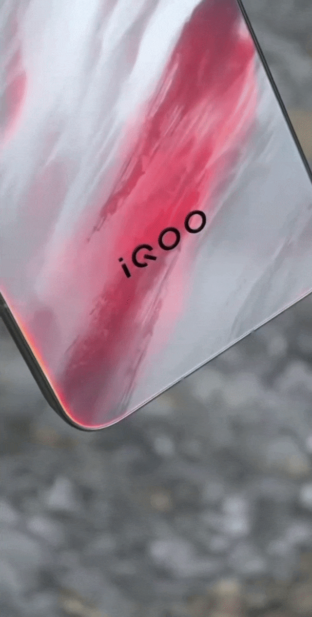 这是iQOO15吗？这个新配色也太酷了吧！本身这个纹理就挺酷的，没想到还可