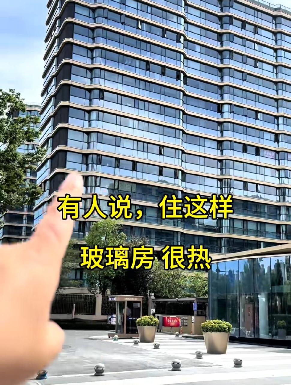 如今新盘的外立面都在扎堆比拼铝板搭配大玻璃的配置，外观质感确实没得挑，阳光一照整