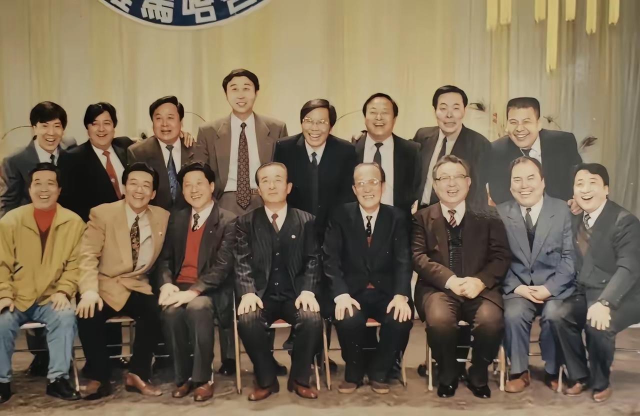 90年代，国内一流相声演员的大合影，如果你认识三位以上，一定是相声界的忠实粉丝了