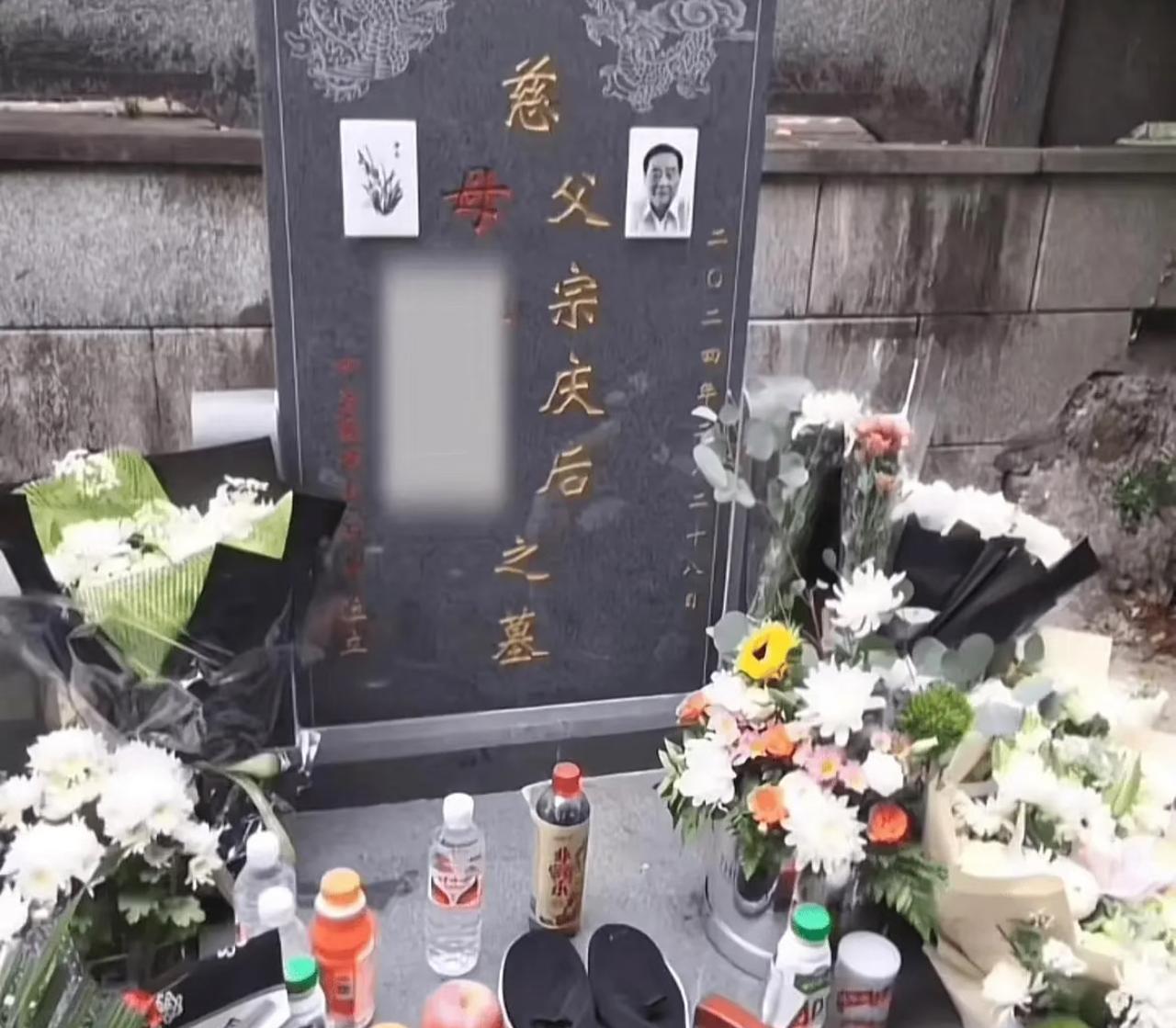 宗庆后的墓碑上还为原配施幼珍留着位置，日后夫妻俩将一起合葬于此，所以单从这点看，