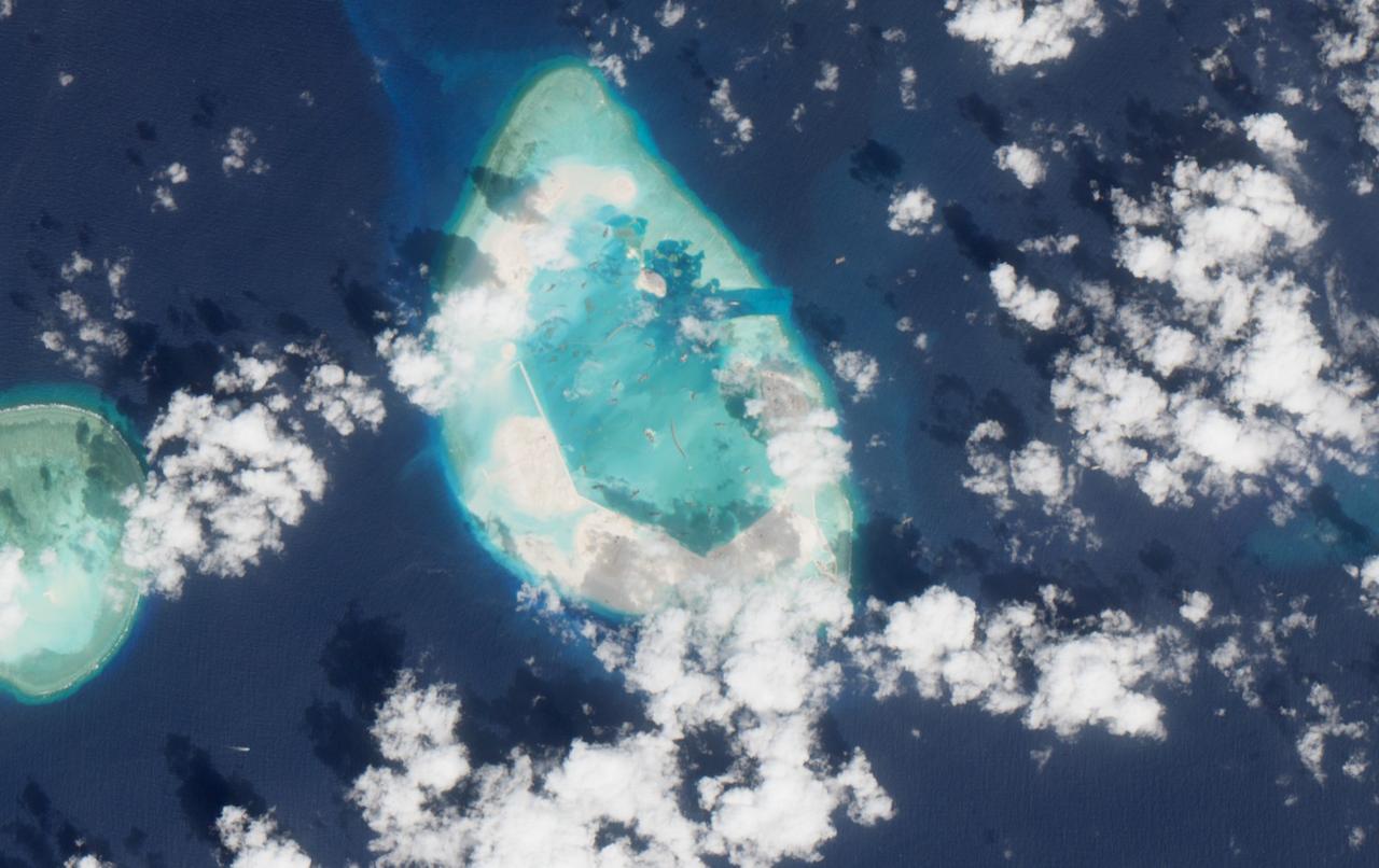 这是中国正在西沙羚羊礁推进的大规模岛礁吹填建设情况，最早在2025年10月前后就