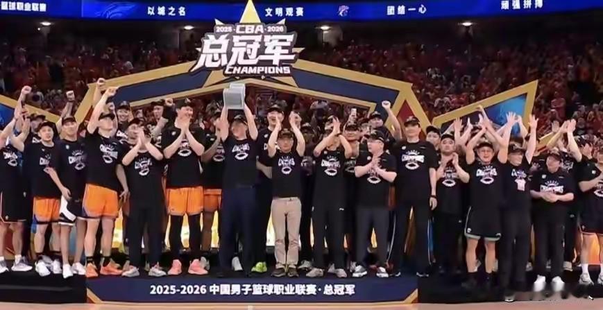 上海夺冠功臣排名第一功臣：怀特塞德（大白边），半决赛若不是他出色的发挥，上海半