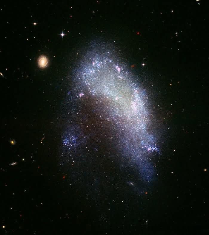 被困在高速宇宙死亡螺旋中，不规则星系NGC1427A正以惊人的600km/s