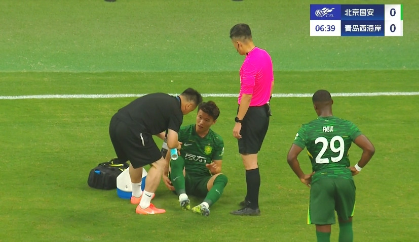 国安重回第一！本轮中超，北京国安依靠对方门将李昊的乌龙球1-0小胜青岛西海岸，悄然升至积分榜第一。从