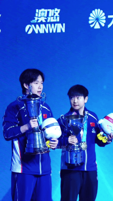 不挨白眼还真是不习惯！话说王楚钦真的不知道女单世界杯没有帽吗？男女冠军合