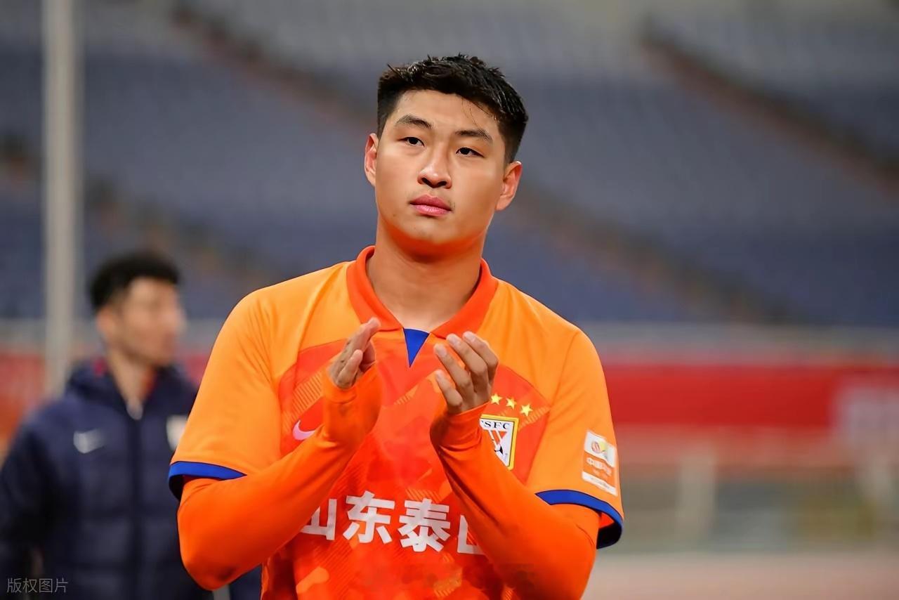 媒体人徐江直播中感叹！！！山东泰山旧将郭田雨未开窍便退役了。他身体素质曾是国内顶