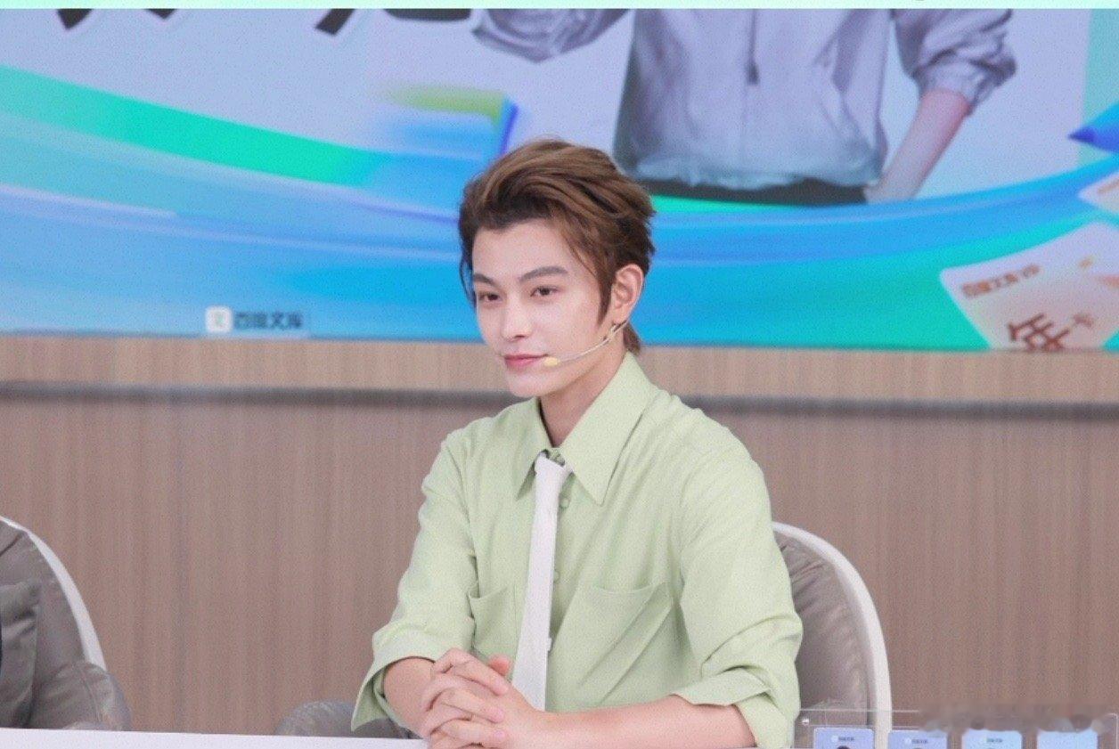 丁禹兮白月光学长有脸了每次看到丁禹兮穿着浅绿色系衣服的样子，都会立刻想到校园剧